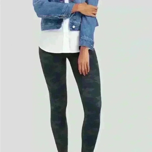 Spanx Look  At Me Now Seamless Leggings- Black Camo size M - Picture 2 of 7